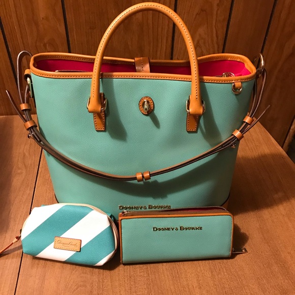 Dooney & Bourke Handbags - 🌷dooney and Bourke tote set🌷